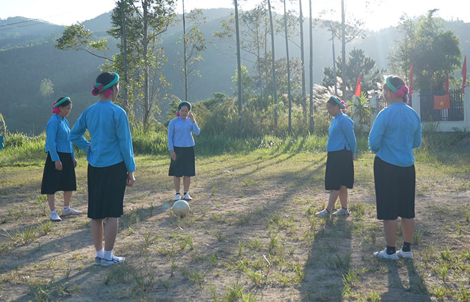 Khoảnh khắc thi đấu của các đội bóng nữ dân tộc thiểu số Phụ nữ vùng cao tranh tài tại giải bóng đá dân tộc