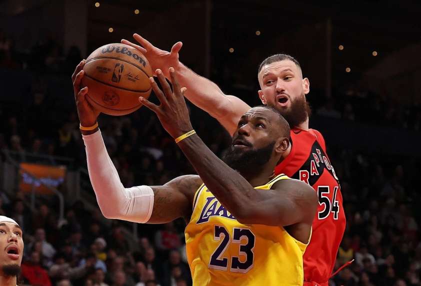 LeBron James chuyền bóng quyết định LeBron James chuyền bóng cho đồng đội trong trận Lakers thắng Raptors