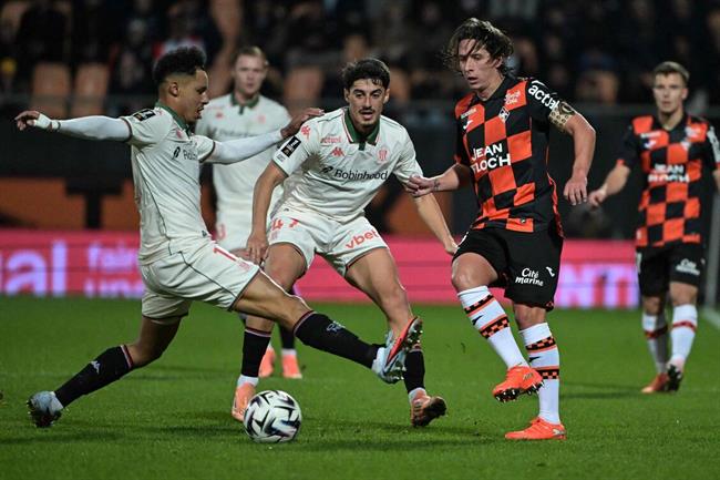 Nhận định Lorient vs Lyon (2h45 ngày 812) Chờ đội khách vượt khó 1 Lorient đang chơi rất tốt trên sân nhà.