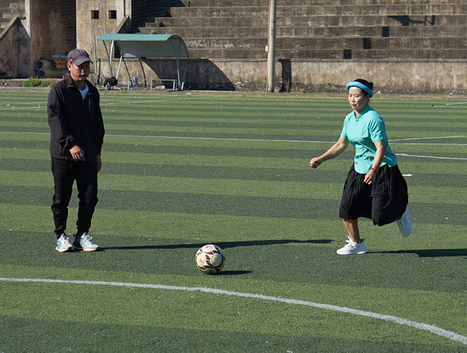 Cầu thủ nữ các dân tộc thiểu số khoác áo truyền thống thi đấu tại giải Phụ nữ vùng cao tranh tài tại sân bóng đá Húc Động